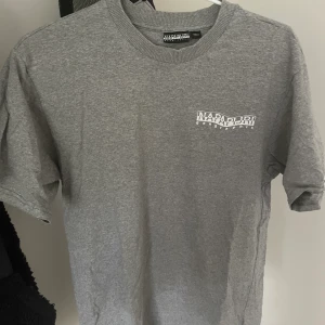 Napapijri T-Shirt Strl. S - ✏️ Napapijri T-Shirt med tryck fram samt bak, bra skick! 