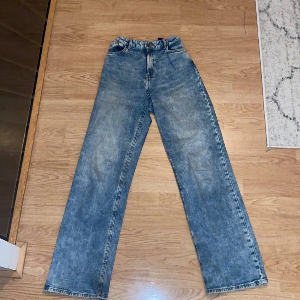 Snygga jeans byxor från Lindex, bra sick, använda få talet gången, går att göra mindre och större vid midjan.. Jeans & Byxor.