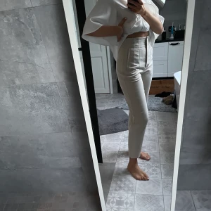 Zara byxor - Superfina beiga zara byxor i XS. Säljer pga att de inte kommer till användning. Frakt tillkommer💖💖nypris: 359kr