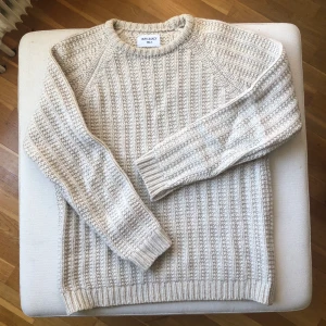 Our Legacy knitted sweat - Grovstickad tröja från Our Legacy. Otroligt snygg, varm och härlig. Färgen är off-white och storleken är L. Jättefint skick!