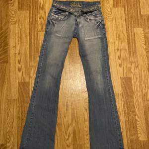 Ursnygga y2k jeans ifrån yaross❣️ Är ett vintage märke och dessa går ej att hitta nya!! Använda men inga tydliga skador bortsett från en ”bältesöggla” har gått av 💓 Köp direkt för 650 eller buda 💓💓