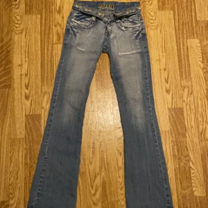 Lågmidjade bootcut jeans  - Ursnygga y2k jeans ifrån yaross❣️ Är ett vintage märke och dessa går ej att hitta nya!! Använda men inga tydliga skador bortsett från en ”bältesöggla” har gått av 💓 Köp direkt för 650 eller buda 💓💓