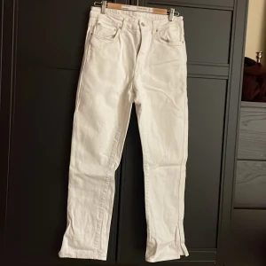Vita jeans med slits  - Jätte fina vita byxor med slits på sidan. Har tyvär blivit för stora:( endast använda fåtal gånger. Storlek 30 men passar M