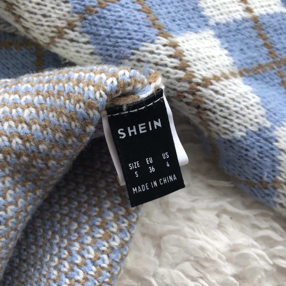 Stickad rutig tröja från shein i storlek S, endast använd ett fåtal gånger☺️. Stickat.