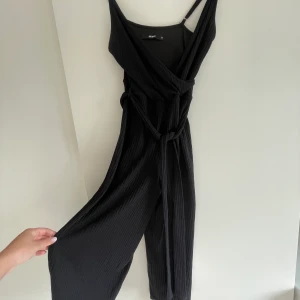 Byxdress  - En byxdress som tyvärr inte används. Den är i ett svart härligt material som är perfekt när man åker till exempelvis stranden. Det finns fler bilder ifall det önskas. Pris kan diskuteras. Frakten är inräknat i priset😊Betalning sker via swish🌸