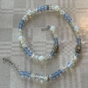 Halsband av antiksilver, glaspärlor och Opalit-pärlor. 