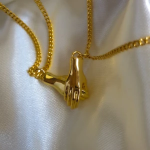 Couple halsband set  - Couple halsband set 18k guldpläterad. Vattentålig och rostfritt. Oanvänt och helt ny. Handgjorda.  . Finn bara en set i lager. . Perfekt för ett par eller kompisar . 199kr/set, 29kr frakt spårbart 