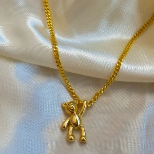Teddy halsband  - Teddy halsband 18k guldpläterad. Rostfritt och vattentålig. Gå att duscha med.  . Oanvänt och helt ny. Handgjorda . 195kr/st, 29kr frakt spårbart  . Finns fler i lager. . Unisex 