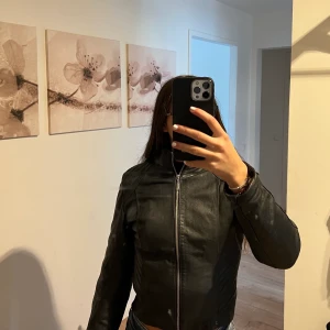 Luciano collection - skinnjacka i storlek S. Äkta skinn. Passar bra som höst och vårjacka.