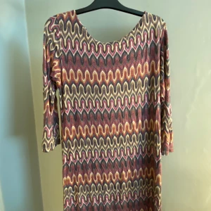 60s Klänning  - En väldigt stretchig klänning som går ner till knäna ungefär! ger mig lite 60s vibes😊man får med ett litet matchande ”skärp” som man kan knyta i midjan. super fint skick och säljer för 60kr+frakt 🎀🎀