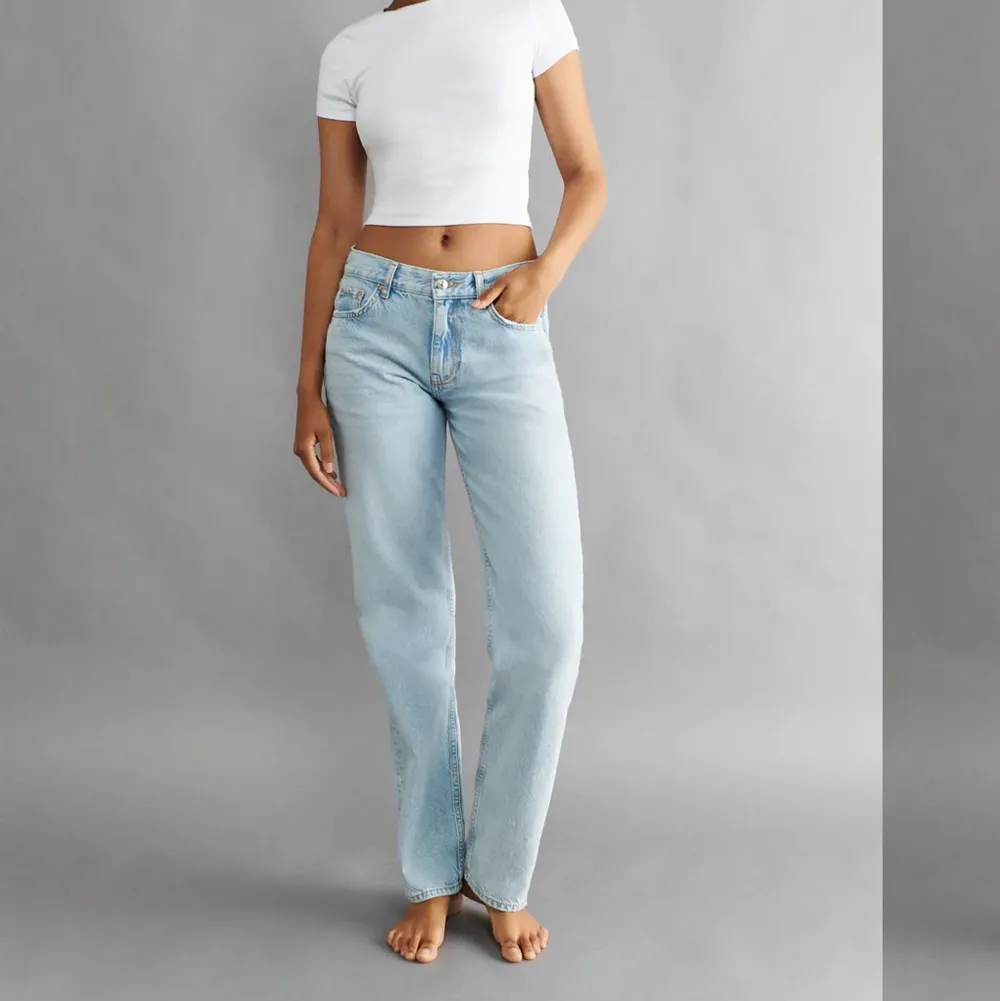 Lågmidjade jeans från Gina trixig i storlek 32. Är i vanliga fall en 34 men dessa var stora i storleken. Ganska långa och för långa på mig som är 162 cm. Lite slitningar längst ner. Skriv för fler frågor💗. Jeans & Byxor.