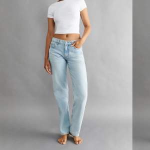 Lågmidjade jeans från Gina trixig i storlek 32. Är i vanliga fall en 34 men dessa var stora i storleken. Ganska långa och för långa på mig som är 162 cm. Lite slitningar längst ner. Skriv för fler frågor💗
