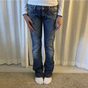 Lågmidjade jeans💗 - Säljer dessa lågmidjade jeans💗 Innerbenslängd 82 cm och midjemått 77 cm💗