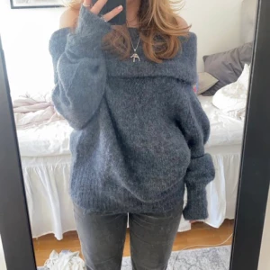 offshoulder stickad tröja - stor och mysig offshoulder tröja från hm. Den första bilden är lånad och är i den andra färgen som tröjan kommer i. Använd 1 gång, nyskick, och perfekt nu till vintern!❤️
