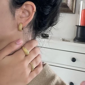  Rostfria Safira örhängen  - Säljer dessa örhängen från Safira ROSTFRIA. Använda 1 gång. Säljer även en matchande ring i en annan annons, se profil❤️orginalpris 600kr, mitt pris 350kr❤️ köparen står för frakten!!