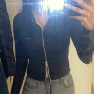 Topp - En jätte fin svart topp med två kedjor från h&m   . köparen står för frakten