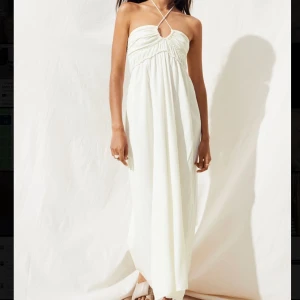 Klänning  - Säljer jätte fin klänning, inte kommit till användning och oanvänd lapp sitter fortfarande kvar😊köparen står för frakt