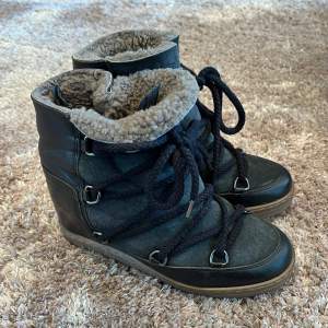 Säljer dessa isabel marant snow boots, perfekt nu till höst/vinter. Svart färg Storlek 36. Tonad färg pga användning. Hojta till för mer bilder❤️