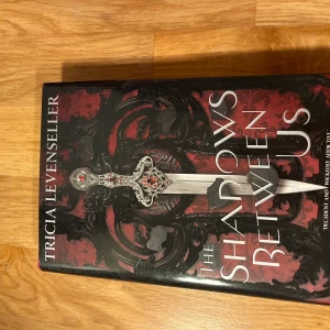 Bok The shadows between us  - Jag säljer den nu mera gammla populära TikTok boken The Shadows Between Us. Den är i nytt skick och inte läst.  Det finns fler bilder. Frakten ingår inte i priset. Står inte för frakten. 