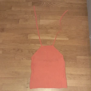 Ett oranget linne till sommaren:) - Ett fint oranget linne till sommaren med öppen rygg typ 