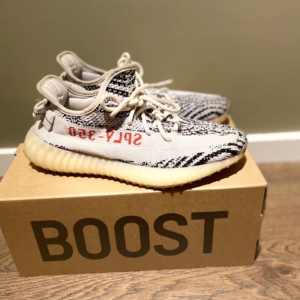 Vit Yeezy skor str40/5 - Skor | Plick Second Hand