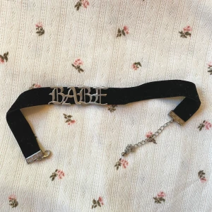 ”babe” choker - svart justerbar choker med sammet tyg. pris: 30kr + 13kr frakt 