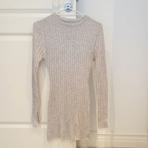 Tröja -  Ribbad tröja från nelly. Har slits vid både kanterna