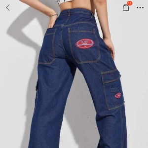 Jeans med breda ben - Ett par helt oanvänd byxor från shein, köpt för 349kr. Dom är i stolek S  Säljer för 300kr inklusive frakt 