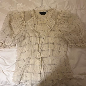 Isabel Marant blus - Ny blus, väldigt sparsamt använd. Genomskinlig, snygg och med puffärmar. 