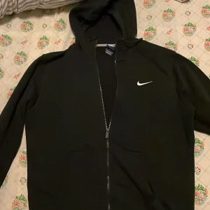 Nike kofta  - Väldigt oanvänd kofta  Passform liten passar mer M