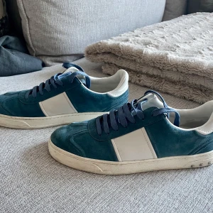 Valentino Sneakers - Säljer dessa Unisex sneakers från Valentino. Det är deras Flycrew modell i mocka. Skorna är storlek 41 men passar även en 42a. Skorna är i fint skick och originalboxen medföljer med skorna i. Alla nitar sitter kvar!  Ordinariepris 3390kr