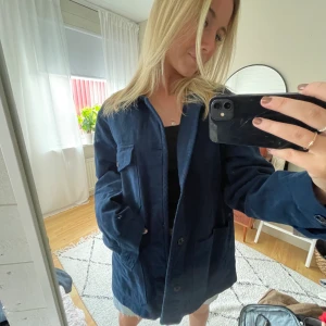 Kappa - Säljer denna Jacka/Kappa från A Days March! Helt oanvänd med prislapp kvar. Den är köpt på herravdel men se på bilderna hur den sitter på mig som är en storlek S vanligtvis! Marinblå färg med knappar och fickor!🥰