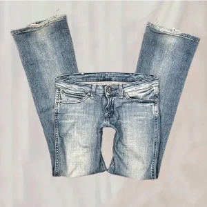 Wrangler jeans - Lågmidjade bootcutjeans från wrangler. Innerbenslängd: 80cm Midjemått: 76cm. Säljes pga de inte passar mig.💕 lånade bilder från förra ägaren!