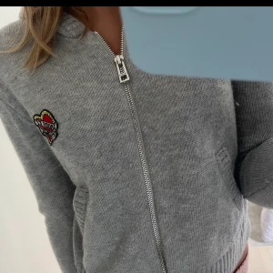 Säljer Zadig zip up hoodie!🥰🥰 - Säljer denna as snygga Zadig&Voltair casmire  zip up hoodie💞 knappt använd och i toppen skick🙏🏻💋 säljer för 700kr🤗