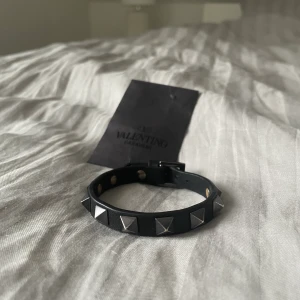 Valentino armband - Fint svart Valentinoarmband med svarta nitar, använt men fint skick! Lådan är tyvärr slängd men finns extra nitar 🤍