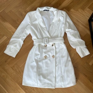 Kavajklänning  - Säljer denna fina klänningen från booho