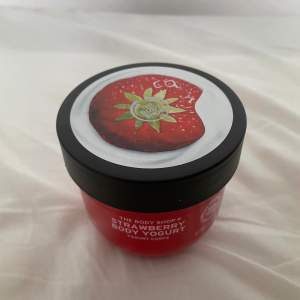 Oanvänd ” Strawberry Body Yogurt” från The Body Shop