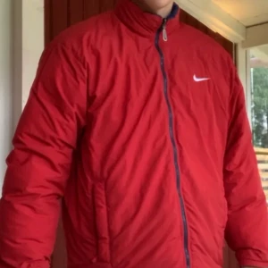 Fet nike jacka - Säljer denna feta vintage Nike jacka som går att vända ut och in i två olika designer. Säljer den då den är för stor för mig