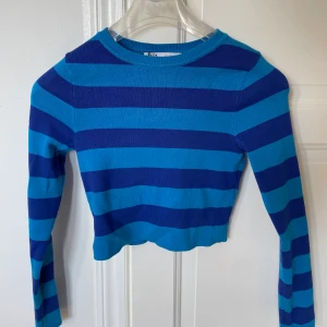 Zara topp - Säljer denna assnygga tröja från zara som knappt är använda 🦋🦋
