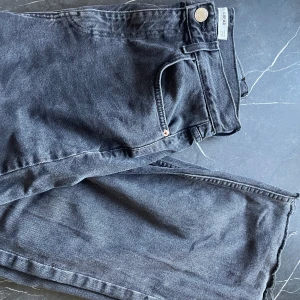Svarta jeans - (TRYCK INTE PÅ KÖP NU)  Knappt använda jeans från pull and bear, säljer då de var för stora för mig. De är klippta så de passar nån som är ca 165❤️