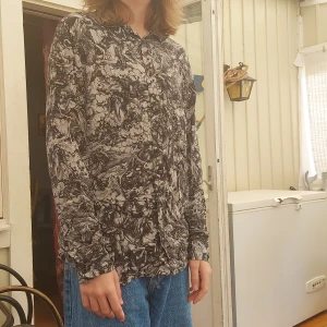 Skjorta med priat, konsttryck - Nice skjorta i strorleken m, säljer för att rensa garderoben