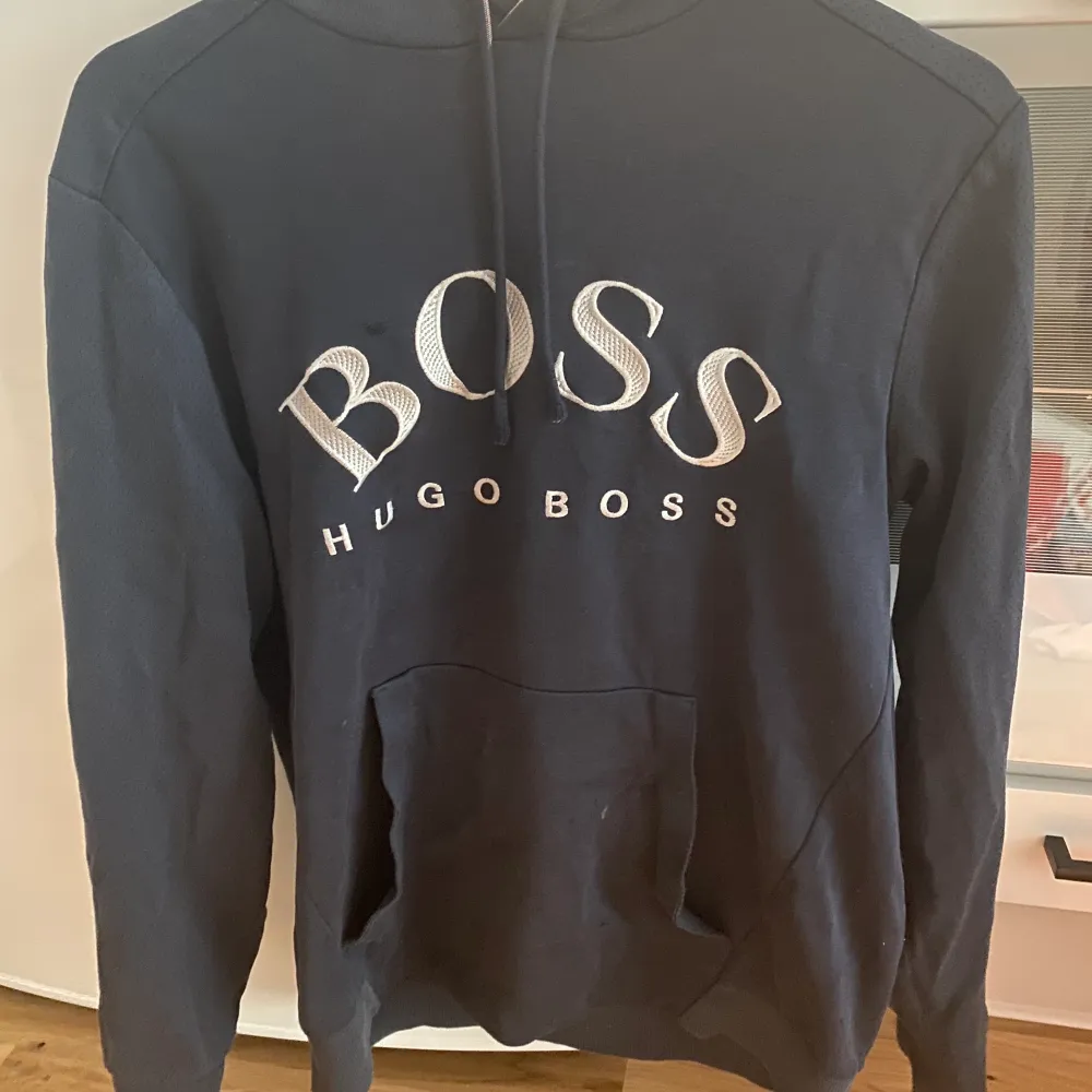 Köpt för över 1000 säljer för 500 pågrund av en jätteliten slitning på den. Hoodies.