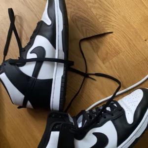 Nike Dunk High Black and White - Jordan 1s i näst intill perfekt skick. Helt oanvända. Storlek 43-44.