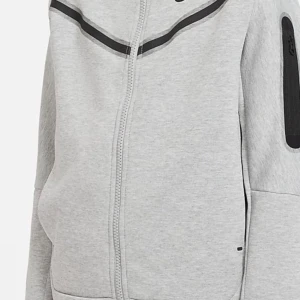 Grå Nike tech  - Säljer min Nike tech för att den är för liten för mig andvända ett par gånger men är fortfarande i bra skick köpt för 900 men säljer för 500kr