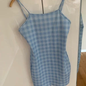 Klänning - Säljer denna jättefina klänning från shein, tycker mycket om men har blivit för liten, tyvärr!!💕💕