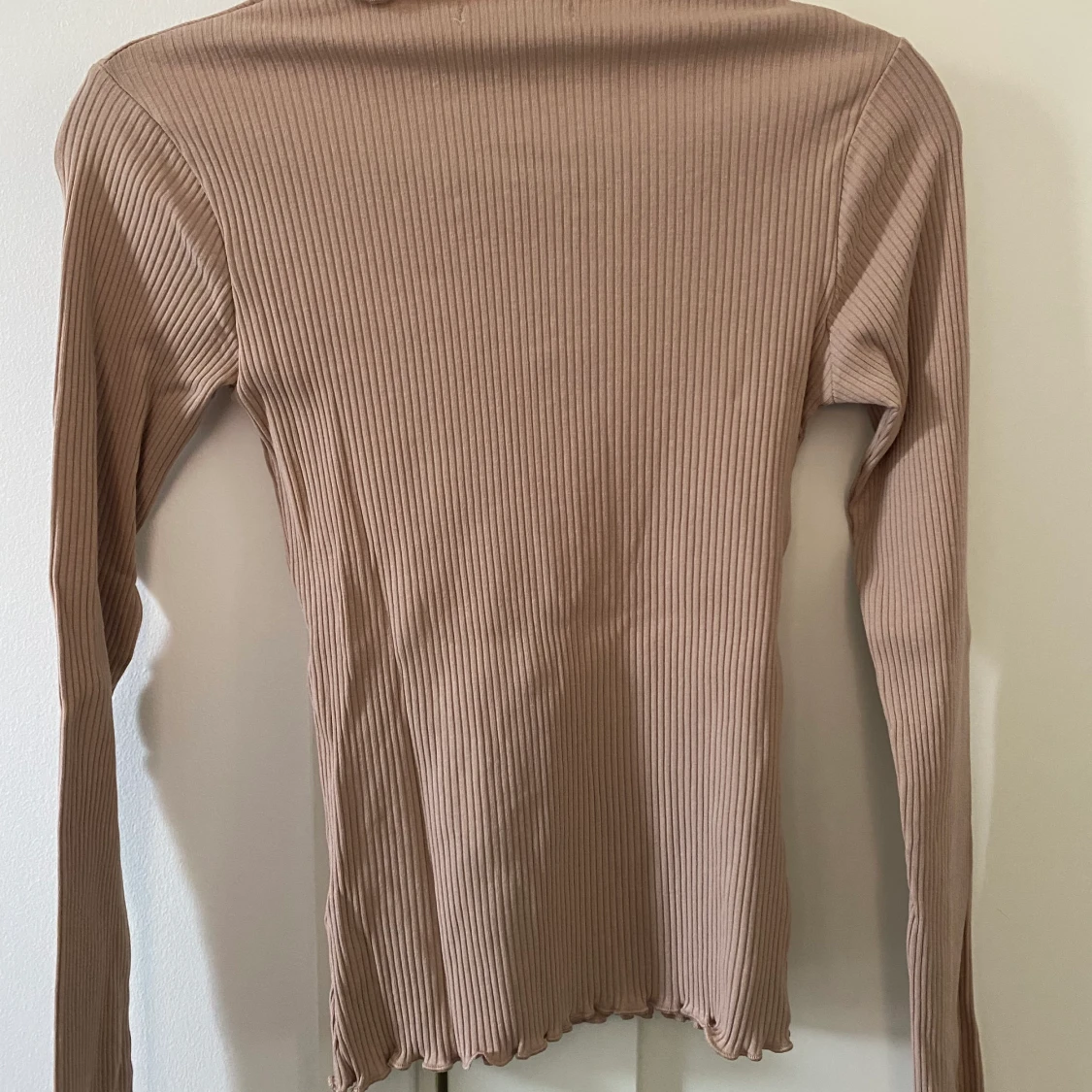 Ribbad tröja i beige  - 91