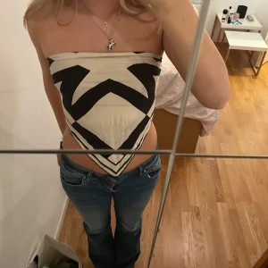 Scarf topp - Så snygg scarf från bymalina🖤 Går att använda som en festtopp eller en sjal och i 100% siden🫶🏽 Köptes för 1000 innan sommaren säljer för 300❤️ 