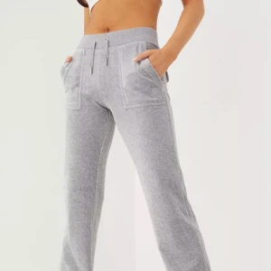 Juicy couture - Söker juicy couture byxor  i storlek Xs eller Xxs!💙🖤