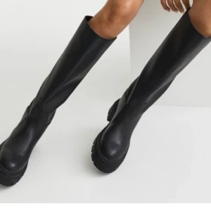 Plana boots Zara - Säljer mina populära ”plana stövlar” från Zara. Slutsålda. Sjukt fina och perfekta gummistövlar nu i höst. 