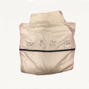 Nike windbreaker - Nyskick. Står XS på den men den passar mig som vanligtvis har S/M. 